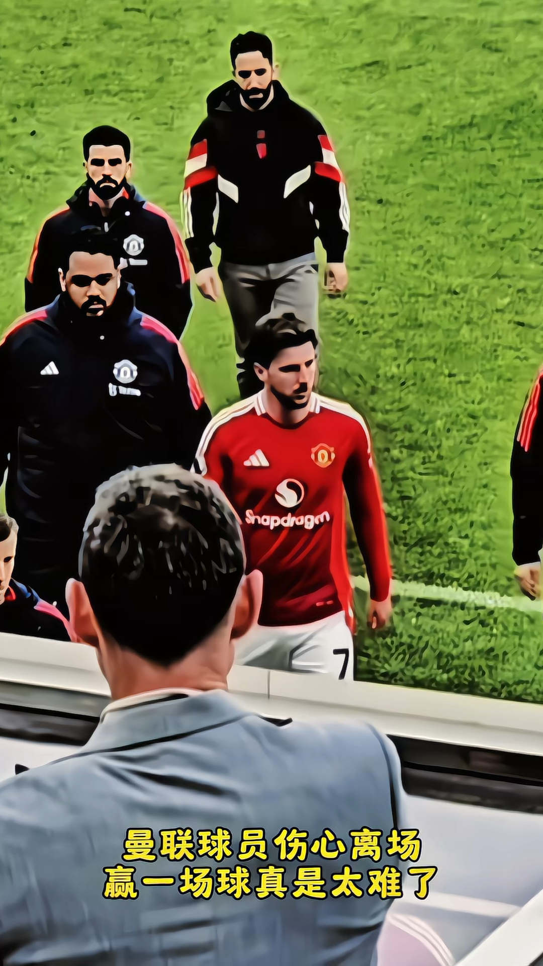 曼联防线支柱遭炮轰